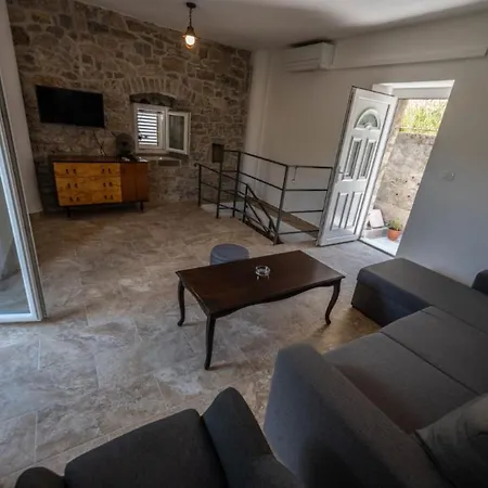 The Old Stone House, Zrnovnica Holiday home *