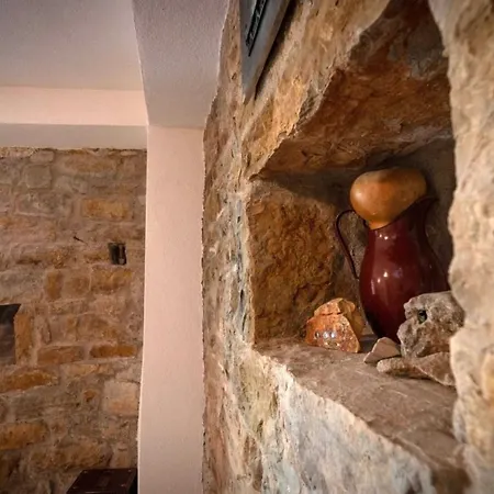 The Old Stone House, Zrnovnica *