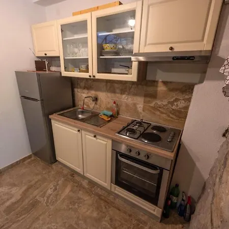 The Old Stone House, Zrnovnica Holiday home *
