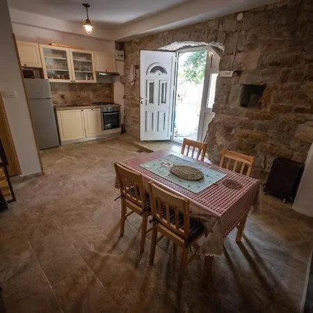 Holiday home The Old Stone House, Zrnovnica