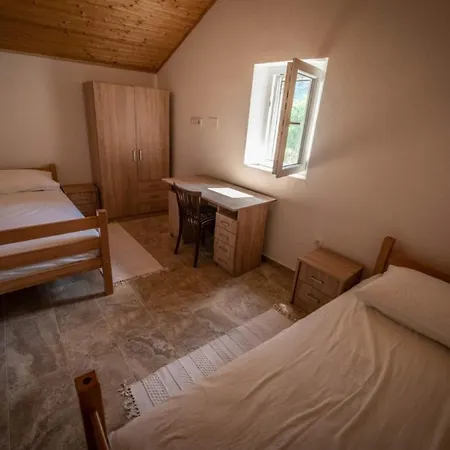 Holiday home The Old Stone House, Zrnovnica